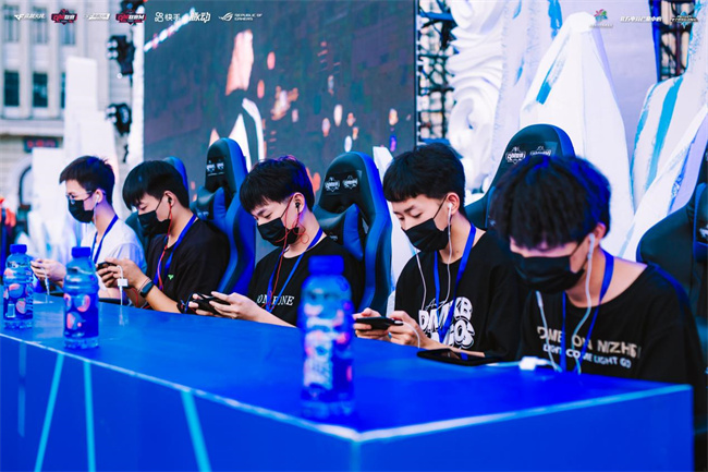 也更贴合主 也更贴合主